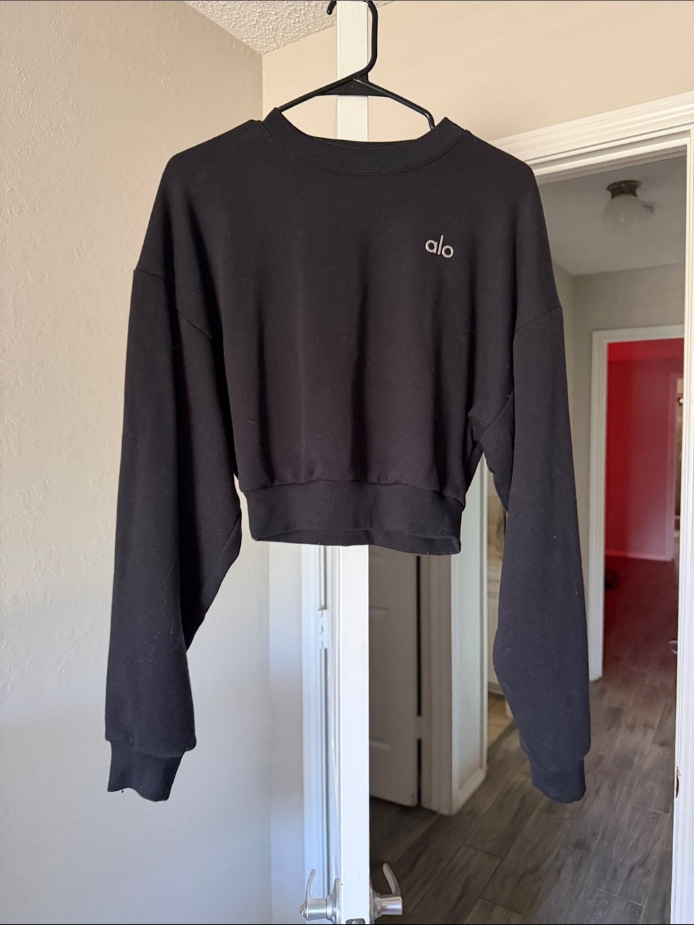 ALO Yoga Cropped Accolade Crewneck Sweatshirt in Black